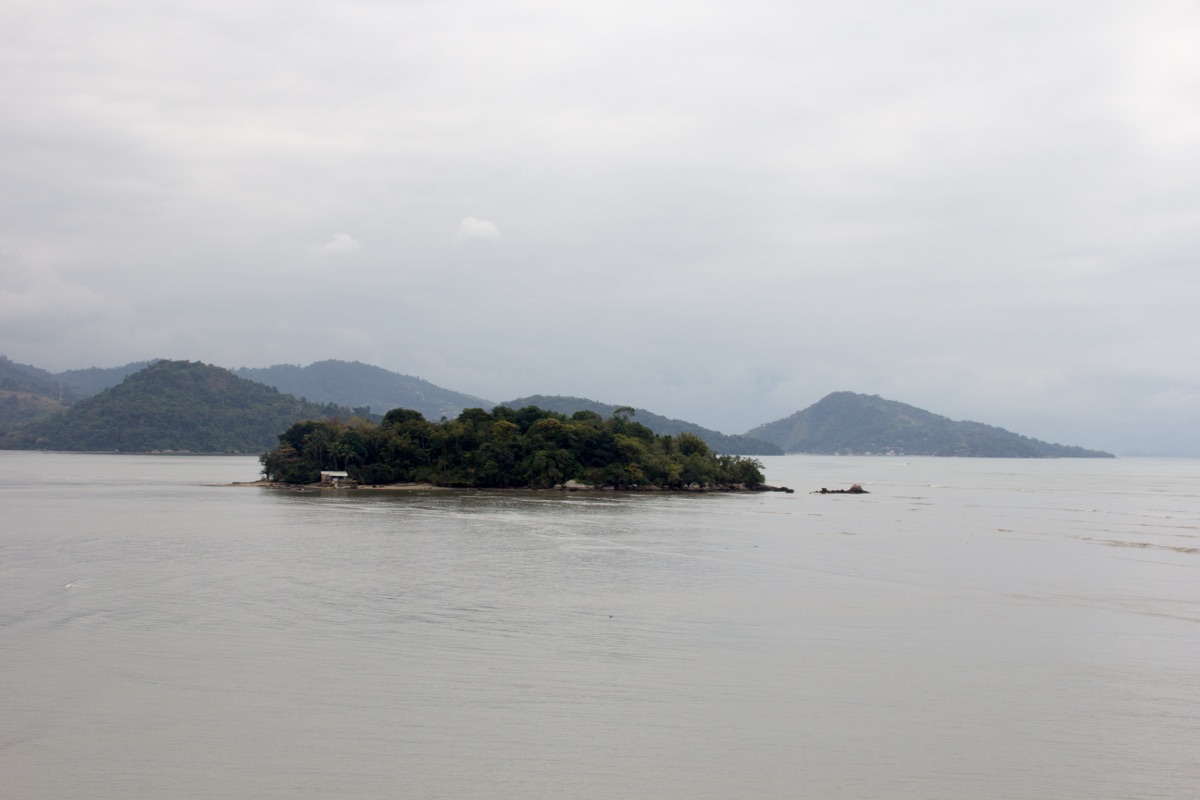 Islas tropicales de aguas esmeralda en la Bahía de Paraty